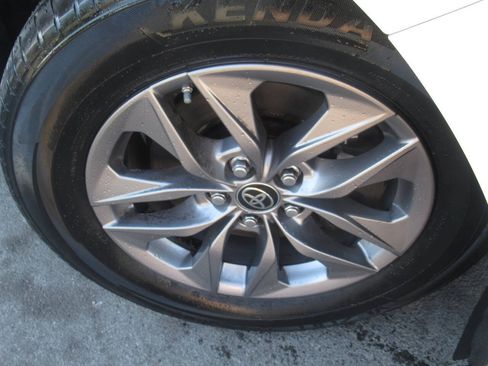 Used 2021 Toyota Sienna XLE AWD/4WD image 4