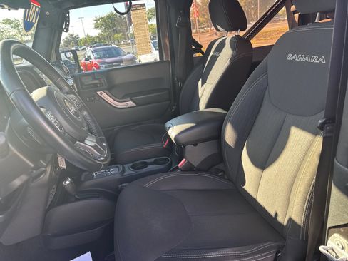 Used 2017 Jeep Wrangler Sahara w/ Connectivity Group AWD/4WD image 19