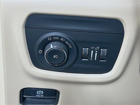 Used 2024 Jeep Grand Cherokee Limited image 10