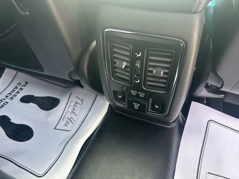 Used 2016 Jeep Grand Cherokee Limited w/ Luxury Group II image 12