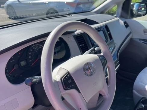 Used 2013 Toyota Sienna LE FWD image 14