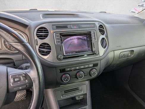 Used 2016 Volkswagen Tiguan SE image 12