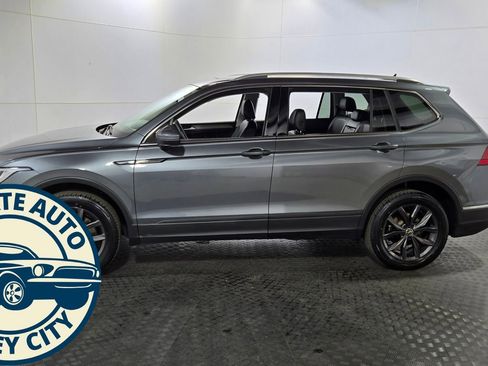 Used 2022 Volkswagen Tiguan SE w/ Panoramic Sunroof Package AWD/4WD image 4