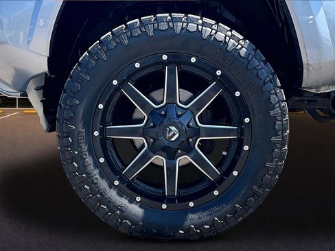 Used 2017 Toyota Tacoma TRD Sport AWD/4WD image 9