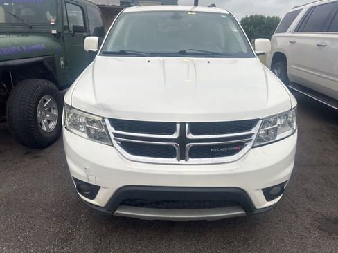 Used 2019 Dodge Journey SE FWD image 2