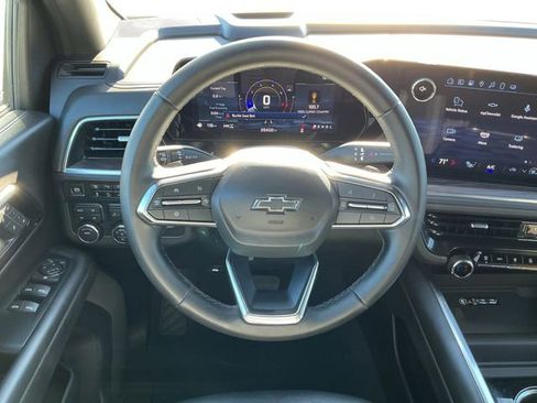 Used 2025 Chevrolet Suburban Z71 image 2