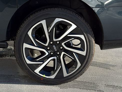 New 2026 Lincoln Navigator L Reserve AWD/4WD image 4