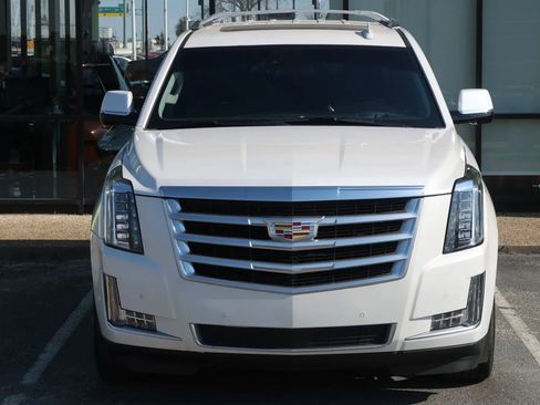 Used 2018 Cadillac Escalade Premium Luxury image 4