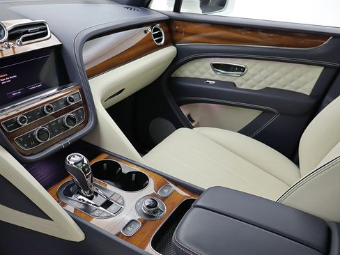 Certified 2022 Bentley Bentayga image 31