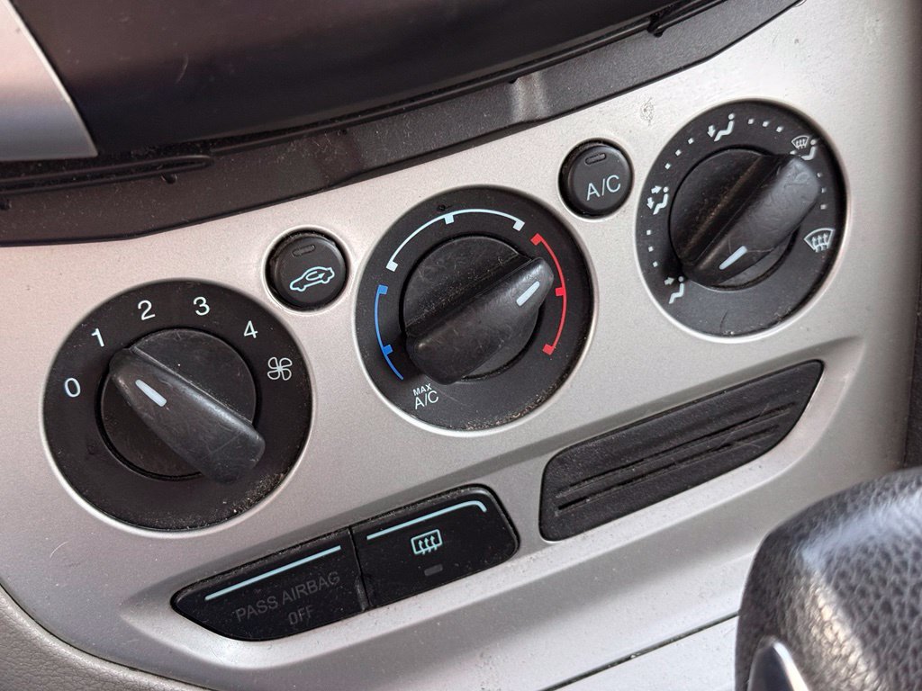 Used 2012 Ford Focus SE w/ SE Winter Pkg FWD image 14