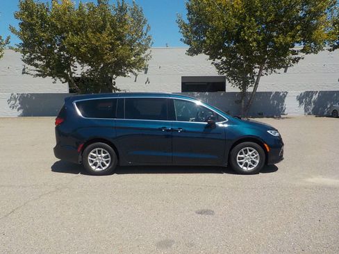 Used 2024 Chrysler Pacifica Touring-L FWD image 8