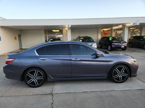 Used 2017 Honda Accord Sport image 6