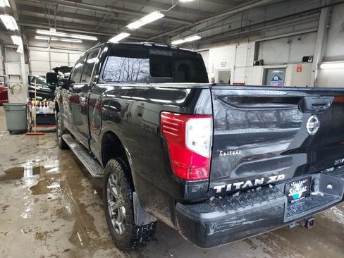 Used 2018 Nissan Titan SV w/ SV Convenience Package image 4