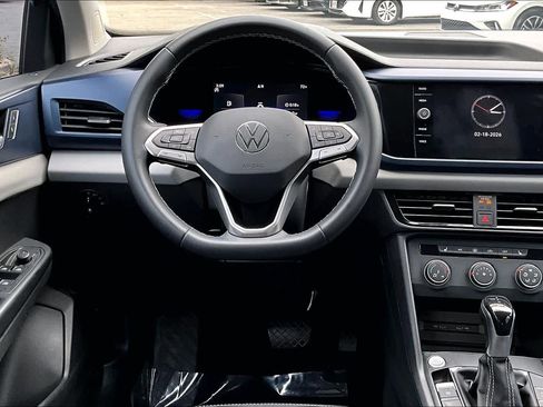 Certified 2022 Volkswagen Taos SE image 6