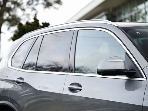 Certified 2025 BMW X5 sDrive40i w/ Premium Package image 3