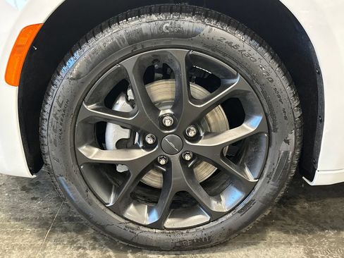 New 2027 Chrysler Pacifica Limited AWD/4WD image 10