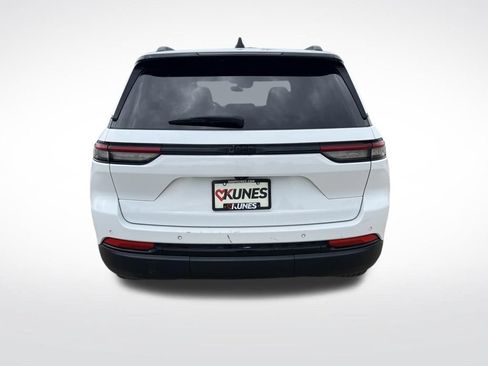Used 2024 Jeep Grand Cherokee Altitude RWD image 7