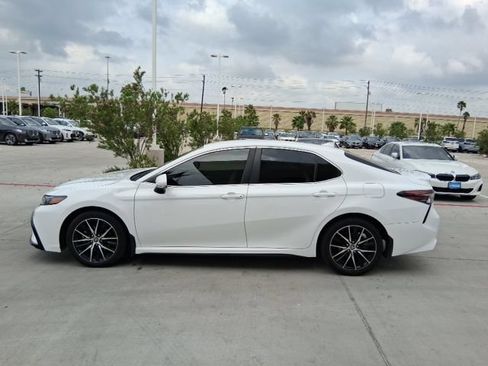 Used 2023 Toyota Camry SE FWD image 3