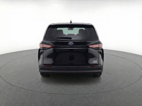 Used 2024 Toyota Sienna XLE image 7