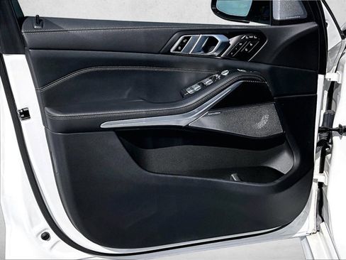 Used 2025 BMW X7 M60i w/ Executive Package image 18