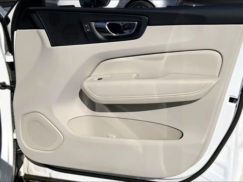 Used 2023 Volvo XC60 B5 Plus image 21