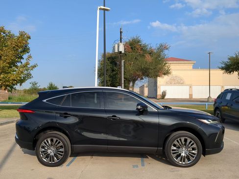 Used 2023 Toyota Venza XLE image 2