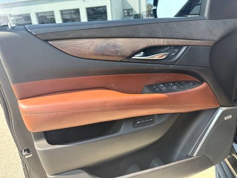 Used 2016 Cadillac Escalade Luxury AWD/4WD image 10