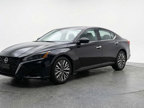 Used 2025 Nissan Altima 2.5 SV FWD image 3