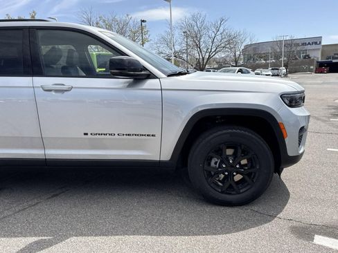 New 2025 Jeep Grand Cherokee Laredo image 15