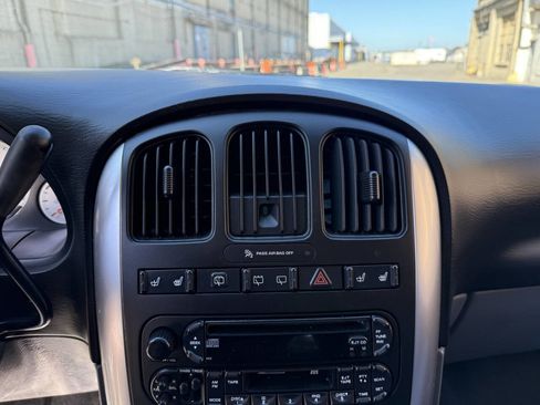 Used 2006 Chrysler Town & Country Touring image 52