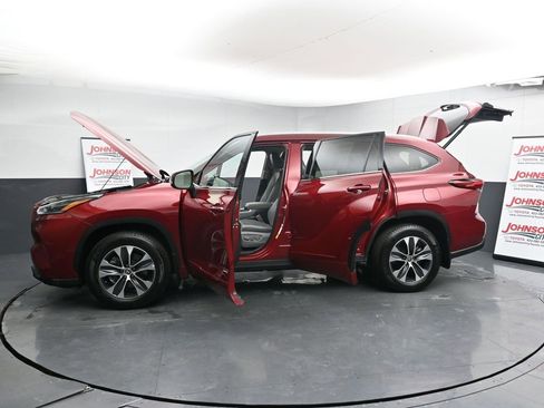 Used 2021 Toyota Highlander XLE image 45