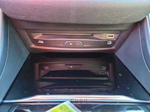 Used 2021 Chrysler Pacifica Limited w/ Uconnect Theater Family Group image 19