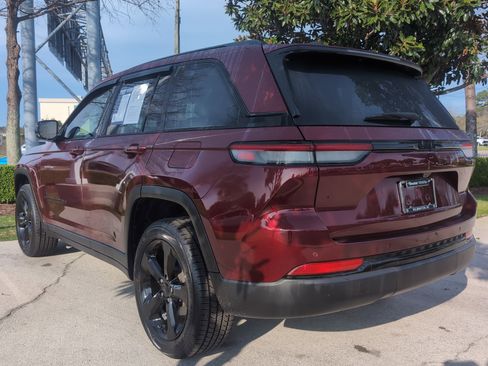 Used 2023 Jeep Grand Cherokee Altitude image 8