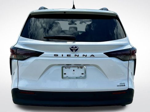 Used 2023 Toyota Sienna XLE image 5