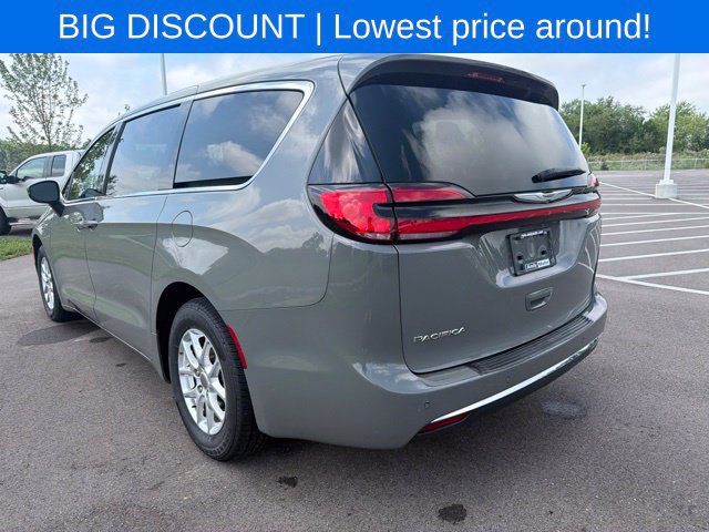 Used 2023 Chrysler Pacifica Touring-L FWD image 15