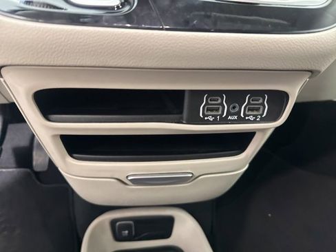 Used 2023 Chrysler Pacifica Touring-L image 41