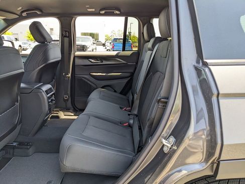 Used 2026 Jeep Grand Cherokee Laredo image 23