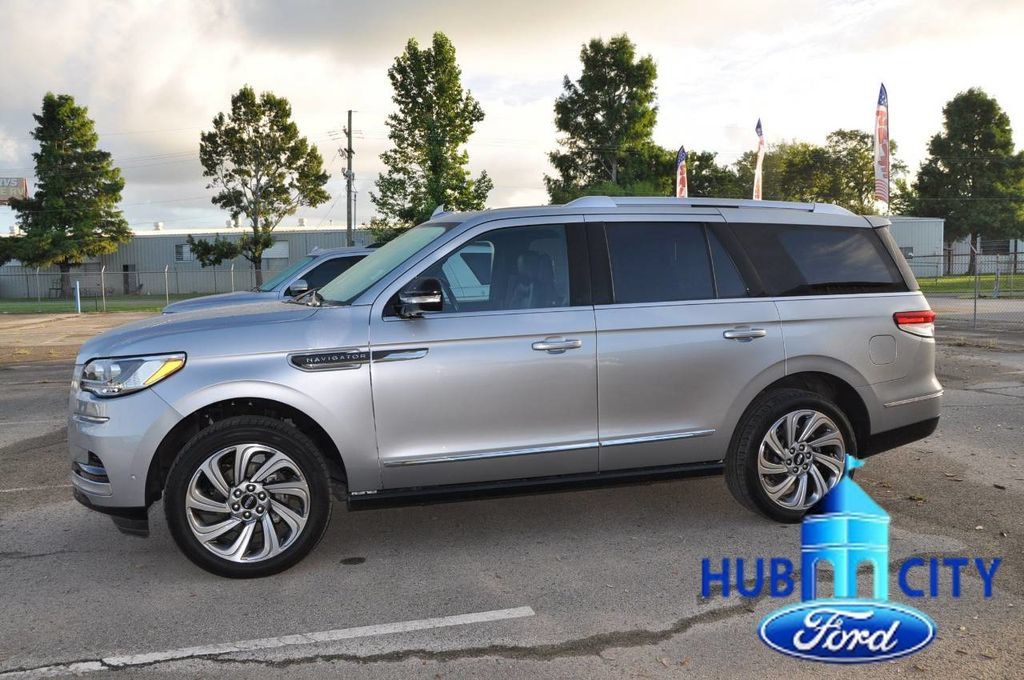 Used 2023 Lincoln Navigator Reserve RWD image 2