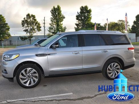 Used 2023 Lincoln Navigator Reserve image 2