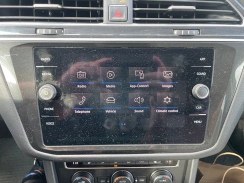 Used 2018 Volkswagen Tiguan SE w/ Panoramic Sunroof Package image 8