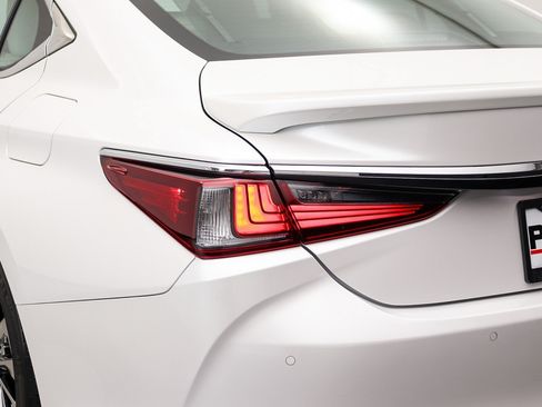 Used 2024 Lexus ES 300h w/ Luxury Package FWD image 12