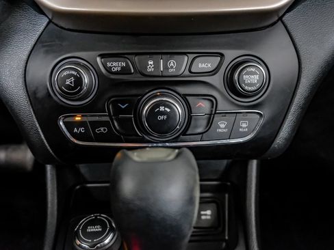 Used 2015 Jeep Cherokee Latitude w/ Cold Weather Group AWD/4WD image 25