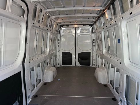 Used 2023 Mercedes-Benz Sprinter 2500 image 4