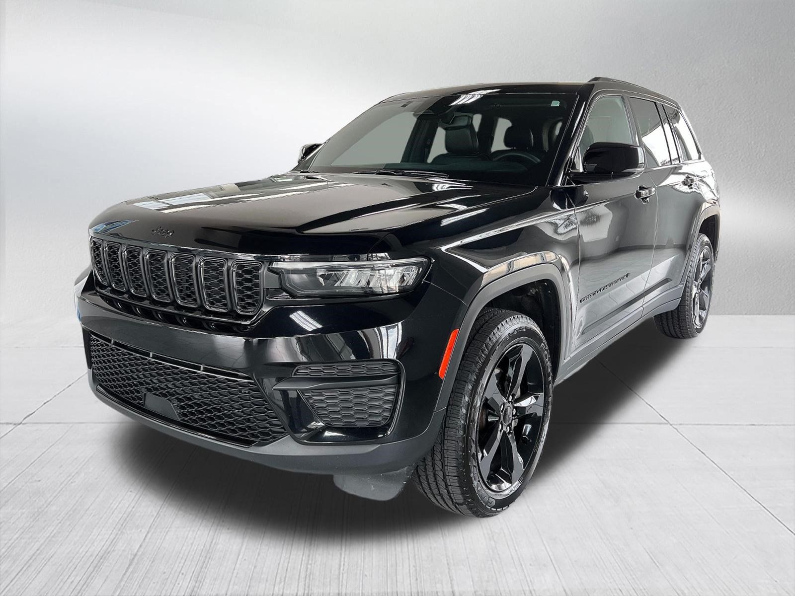 Used 2023 Jeep Grand Cherokee Altitude AWD/4WD image 1