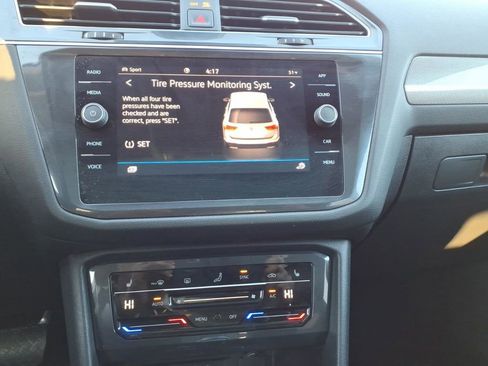 Used 2022 Volkswagen Tiguan SE w/ Panoramic Sunroof Package image 17
