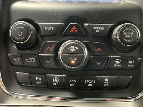Used 2018 Jeep Grand Cherokee Limited AWD/4WD image 17