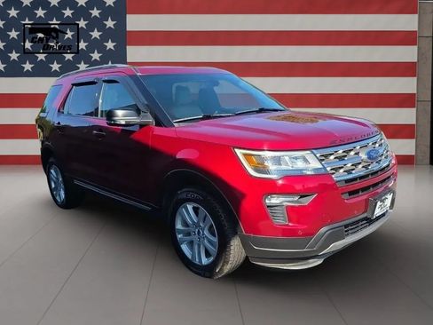 Used 2018 Ford Explorer XLT w/ Equipment Group 202A AWD/4WD image 3