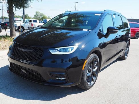 New 2026 Chrysler Pacifica Limited w/ Uconnect Theater Family Group image 2