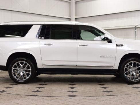 Used 2024 GMC Yukon XL Denali AWD/4WD image 2