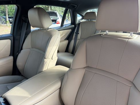 Used 2023 Lexus LS 500 w/ Accessory Package (Z2) RWD image 17